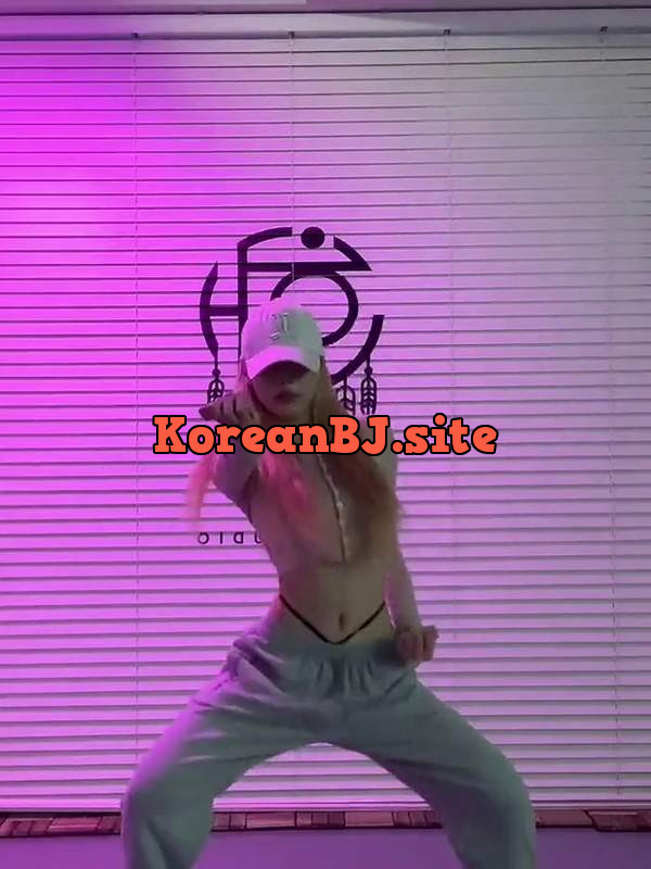 Just shaking my Kpop ass for you. Guess you were craving some oriental spice, huh? Watch me twerk it on beat. 😉 – @hotdance’s Sex Reel On koreanbj.club – TikTok Porn & Shorts